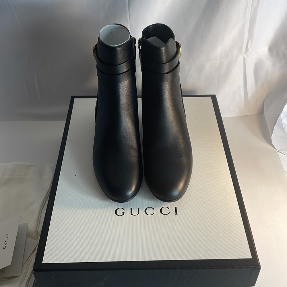 New Gucci Boots with small defect on the right boot please see last picture